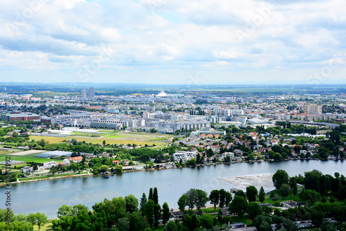 Blick über bewölktes Wien mit Alte Donau
