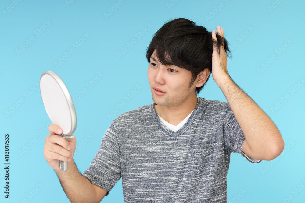 ヘアーセットに不満な男性