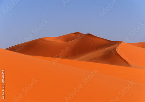 Die gro  e  durch Wind geformte D  nenlandschaft Erg Chebbi in Marokko