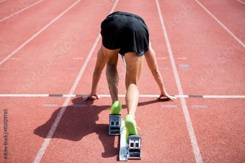 Rear view of an athlete ready to run © WavebreakMediaMicro