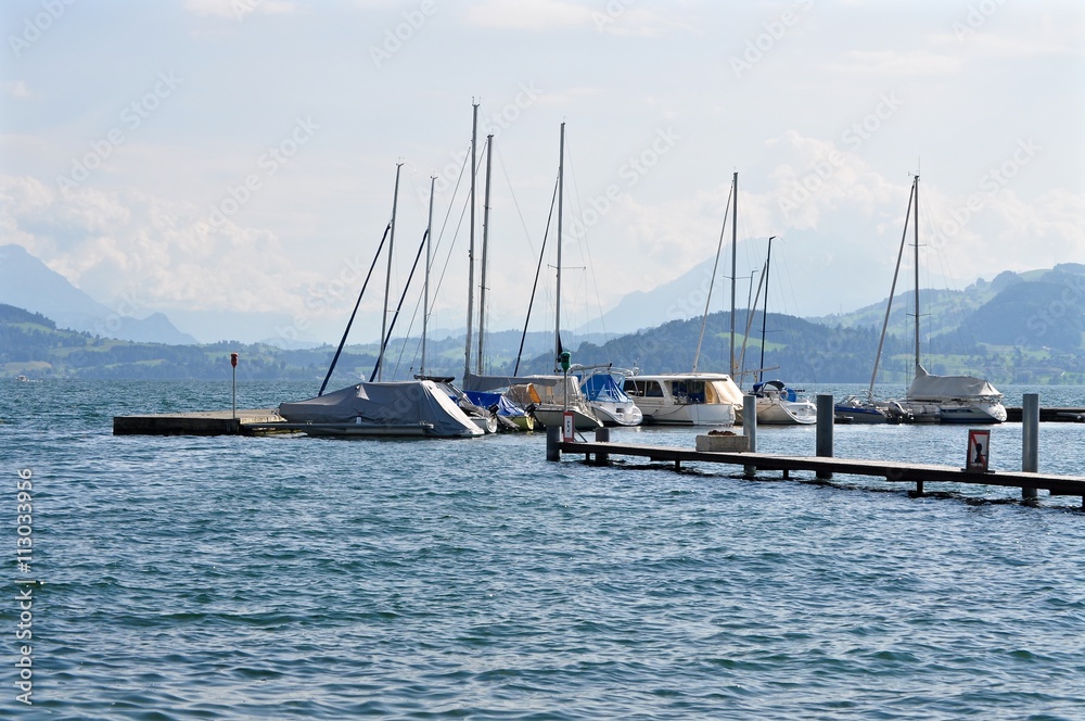 Segelschiffe am Hafen der Stadt Zug, am Zugersee, Schweiz Segelschiffe am Hafen der Stadt Zug, am Zugersee, Schweiz