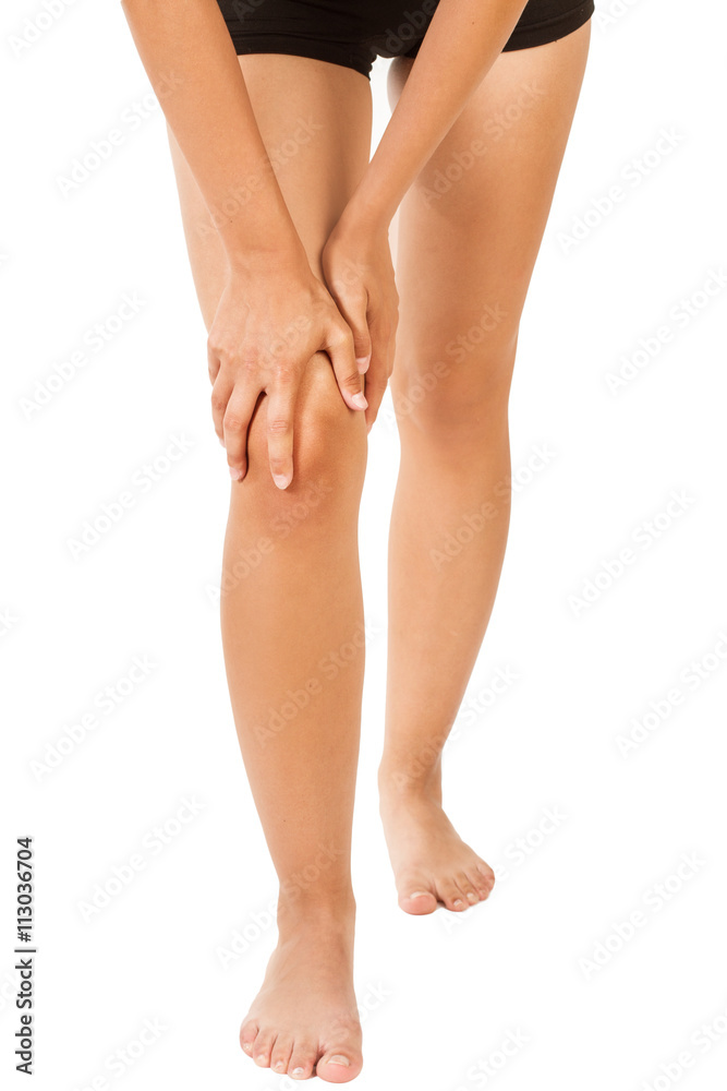 Piernas y rodillas de mujer sobre fondo blanco aislado. Vista de frente Piernas y rodillas de mujer sobre fondo blanco aislado. Vista de frente