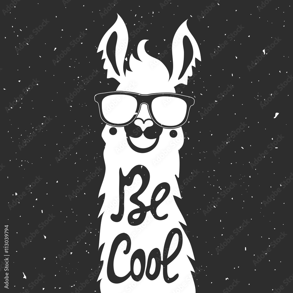 Naklejka premium Wektorowa ilustracja z stylowym lamy zwierzęciem w okularach przeciwsłonecznych. Bądź fajny - cytat z napisami.