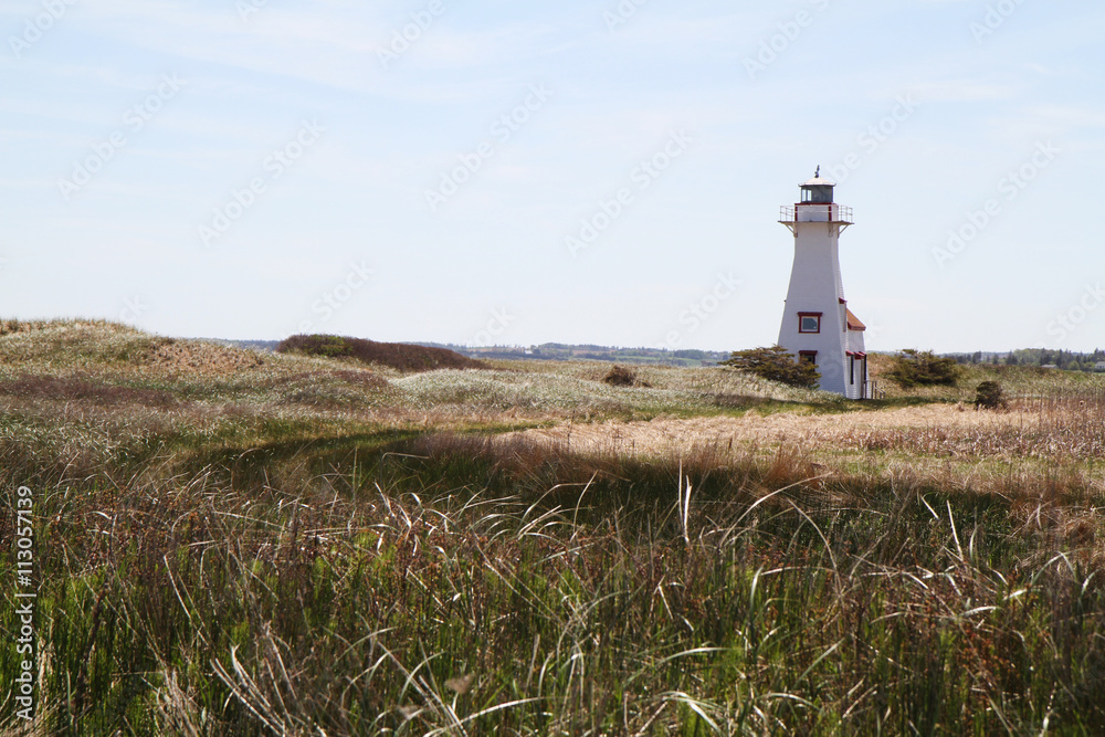 Canada phare rouge sur la grève 