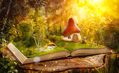 Poster Sprookjeswereld Betoverend paddenstoelhuisje in bos  © Vadim Georgiev