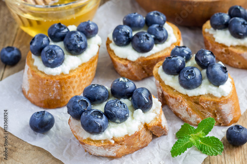 Crostini with ricotta cheese, blueberries and honey