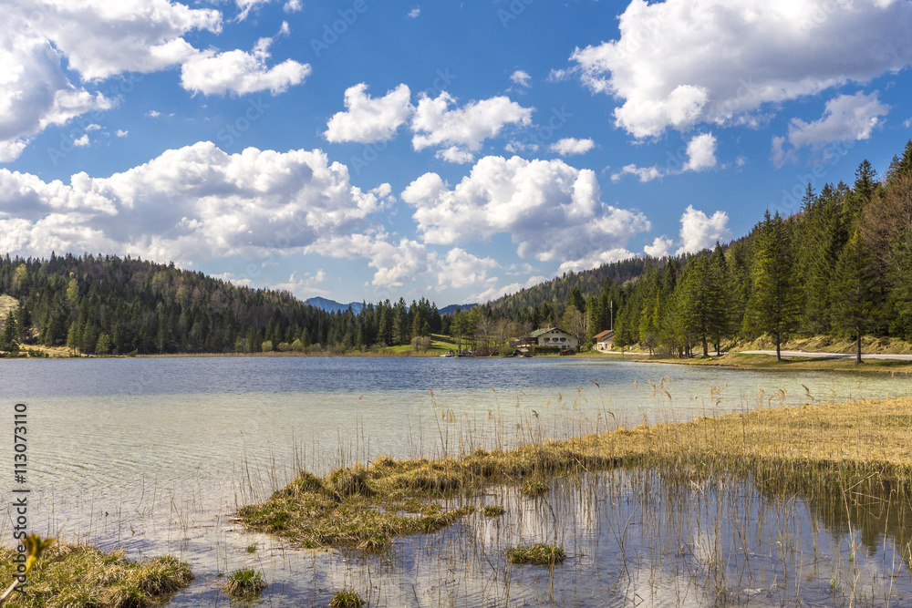 Blick auf den frühlingshaften Ferchensee nahe Mittenwald in Oberbayern Blick auf den frühlingshaften Ferchensee nahe Mittenwald in Oberbayern
