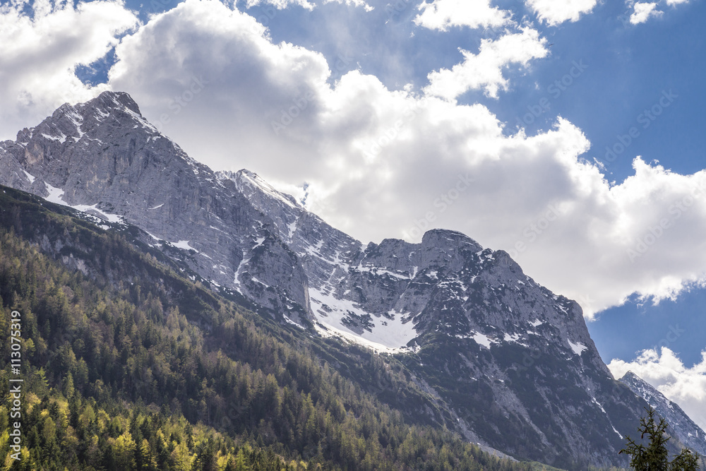 Blick auf den Grünkopf im Wettersteingebirge im Frühling