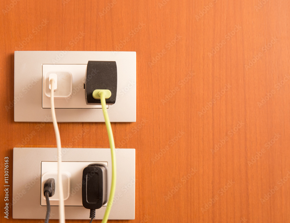 Plug the battery charger. Plug the battery charger.