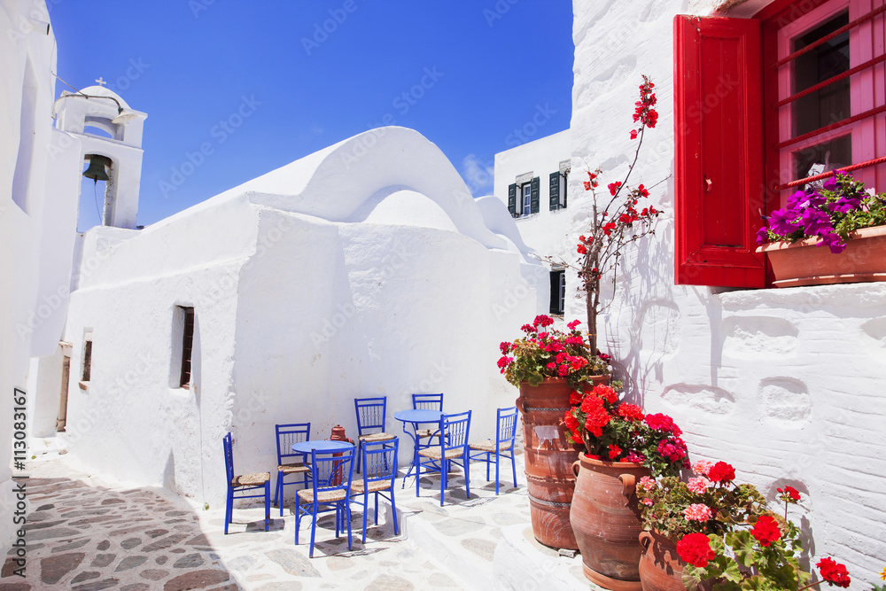 Fototapeta Tradycyjna grecka ulica z kwiatami w Amorgos wyspie, Grecja
