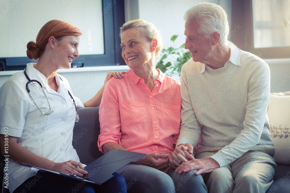 Obraz premium Doctor and senior couple interacting with each other