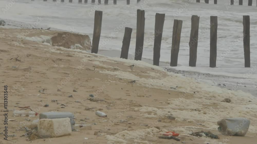 pollution sur la plage(4k)