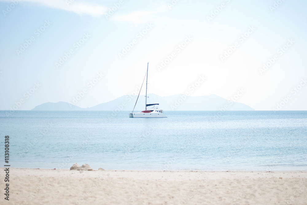 Obraz premium white sailboat in the sea and hot summer sunny day