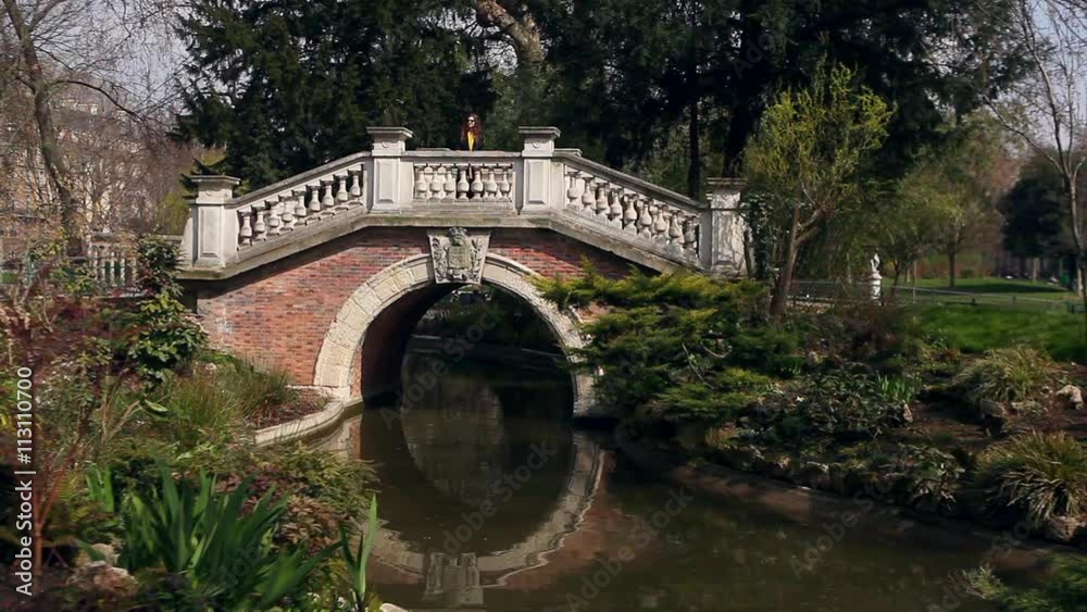 It's little bridge in the Monceau parc in Paris