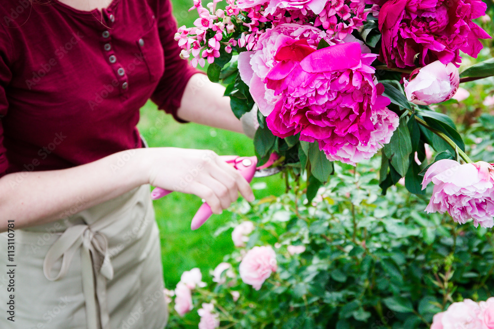 Eine junge Frau arbeitet im Garten