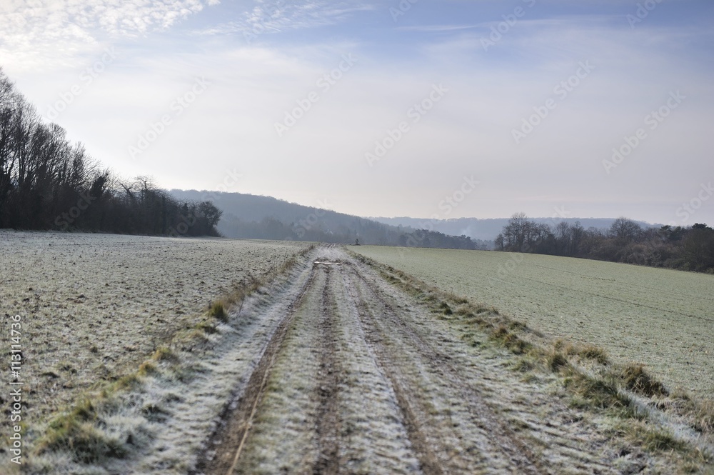 croix givre et chemin dans le  Vexin français en hiver