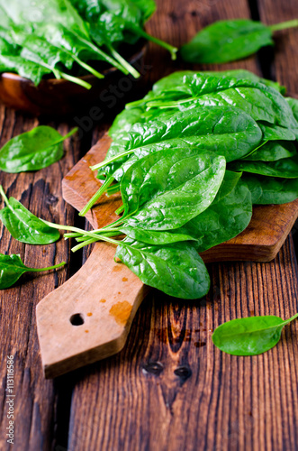 Fototapeta Naklejka Na Ścianę i Meble -  Fresh spinach on a cutting wooden board