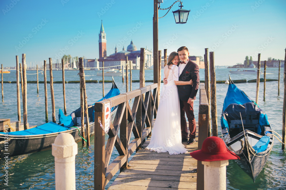 Naklejka premium A young bride couple in Venice. Italy 