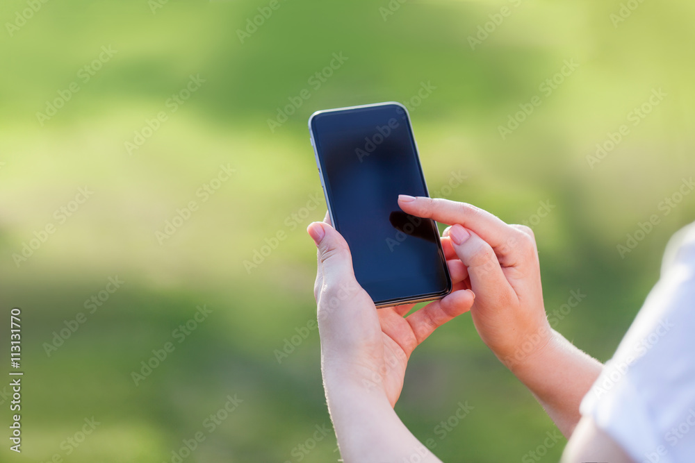emale hand holding a phone