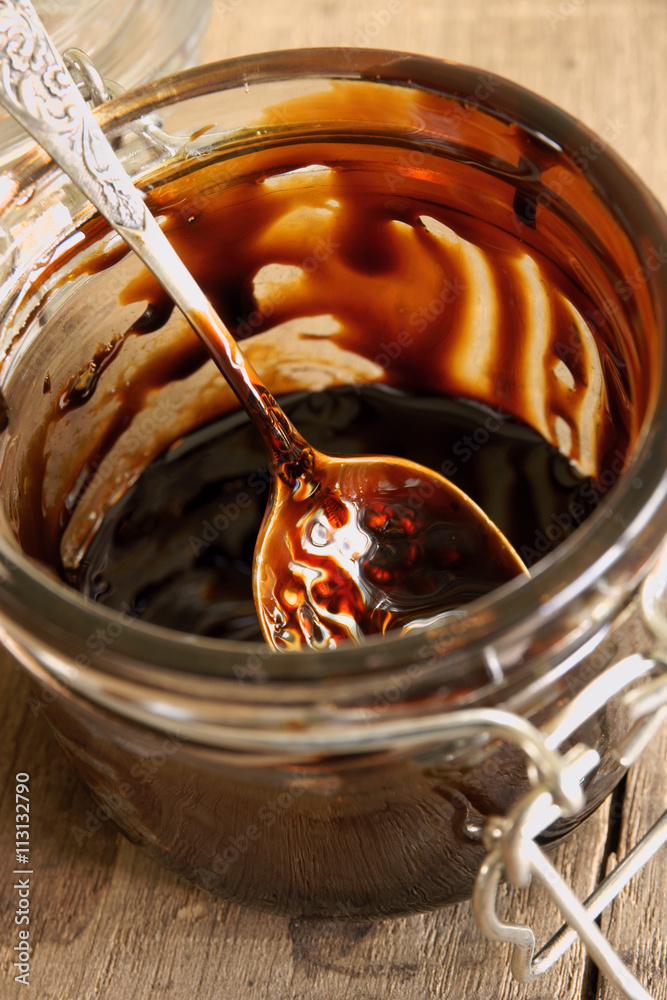 Foto Black treacle or blackstrap molasses
