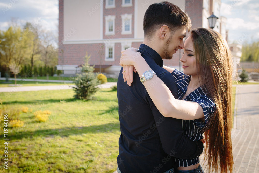 Girl hugging her boyfriend Strong Back light and lens flare