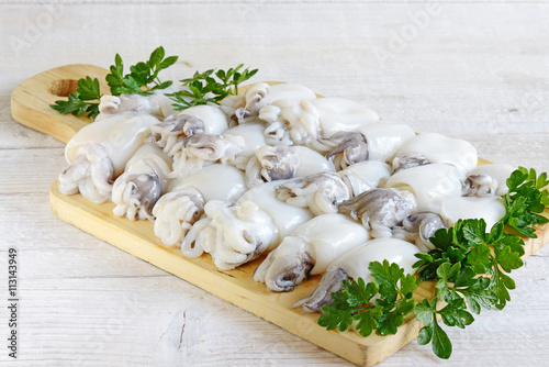 seppioline crude pulite su tagliere