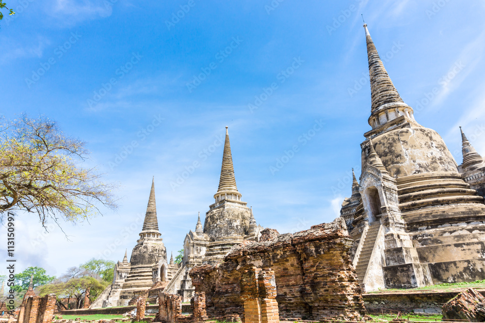 Fototapeta premium Wat phra si sanphet (wat mongkol bophit) Old pagoda Temple Histo