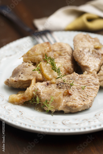 Turkey with thyme and apples