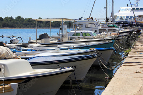 Motorboote im Hafen