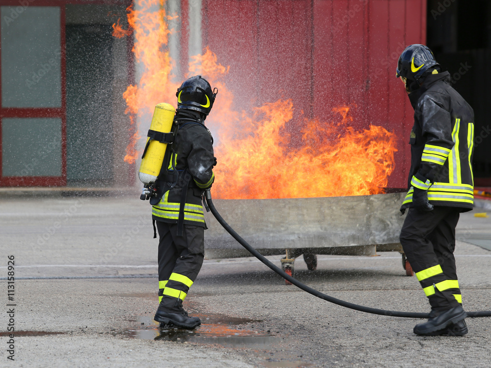 Obraz premium firefighters with oxygen bottles off the fire during a training