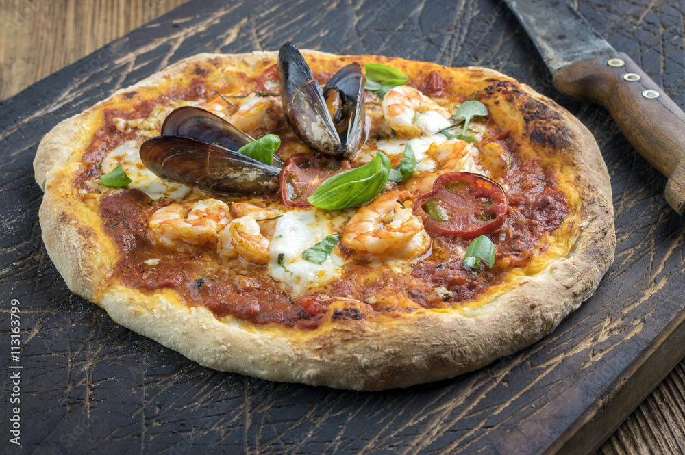 Meeresfrüchte Pizza oauf altem Schneidebrett Stock-Foto | Adobe Stock