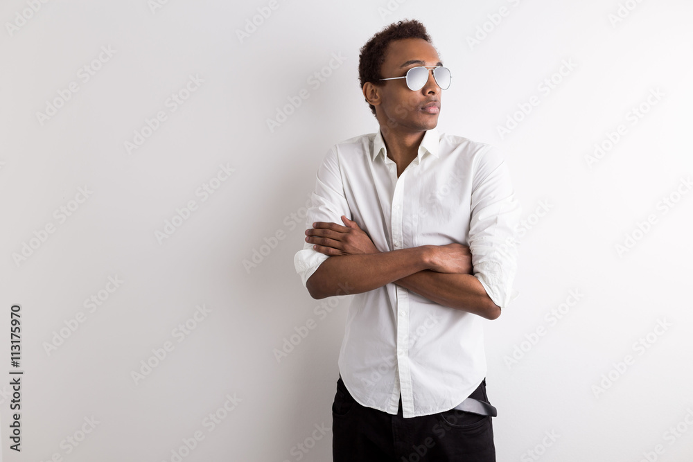 Obraz premium Black guy with crossed arms