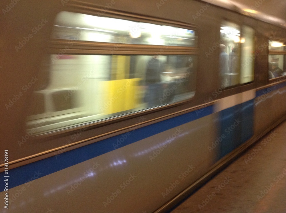 вагон метро едет вагон метро едет