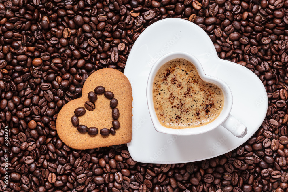 Heart shaped cup and cookie on coffee beans background - obrazy, fototapety, plakaty 