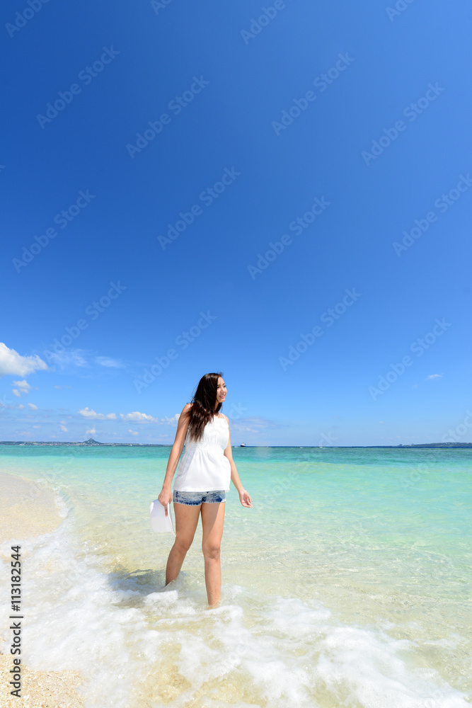 沖縄の美しい海でくつろぐ女性 沖縄の美しい海でくつろぐ女性