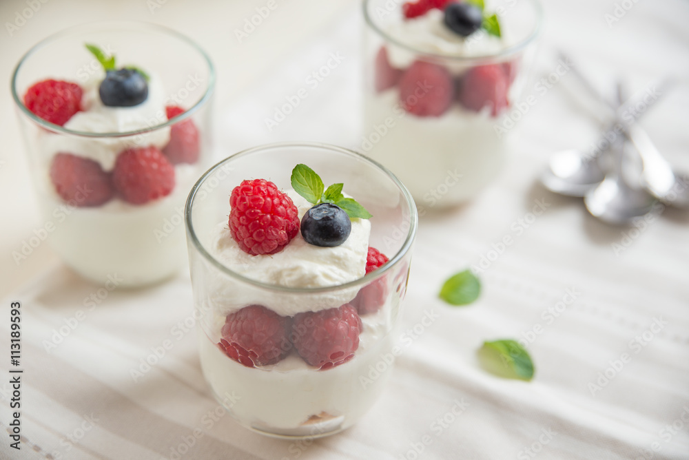 Quarksahne mit Beeren Quarksahne mit Beeren
