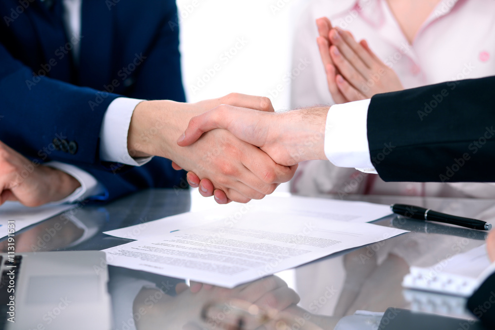 Obraz premium Business people shaking hands finishing up a meeting