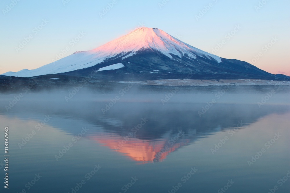 山中湖と富士山
