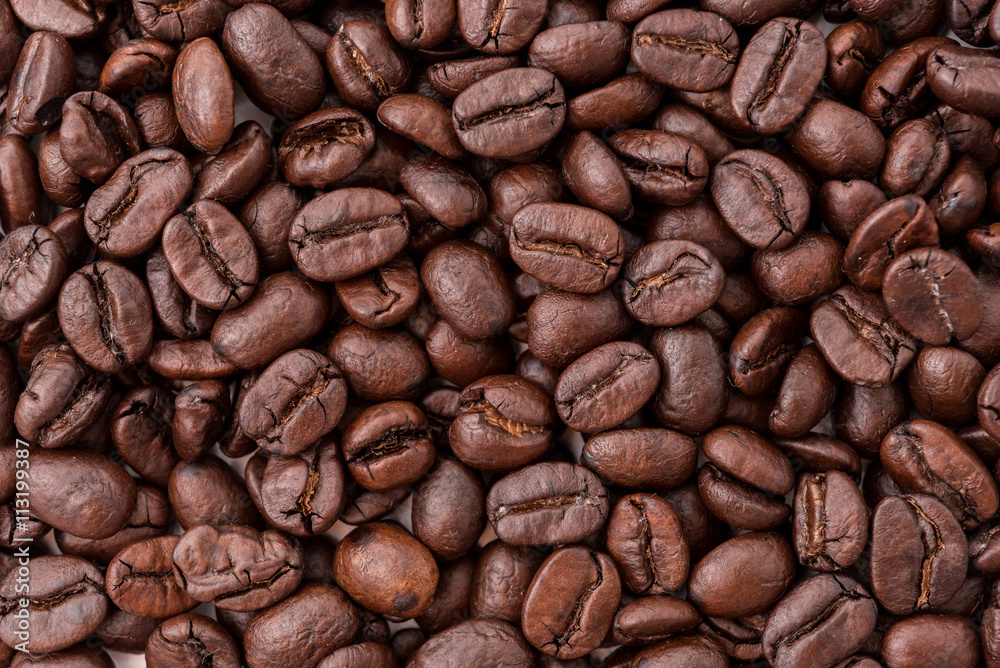 Naklejka premium Big roasted coffee beans texture close up