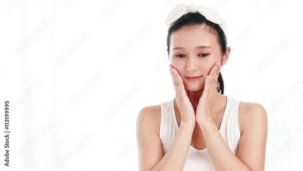 スキンケアをする女性