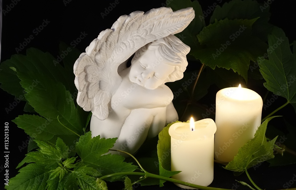 Engel mit Kerzen Stock-Foto | Adobe Stock