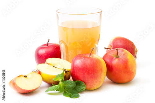 Rote Äpfel und frischer Apfelsaft im Glas, essen und trinken, erntefrisches Gartenobst, vitaminreiche Spezialitäten vom Apfelhof, Apfelsaison, Freisteller