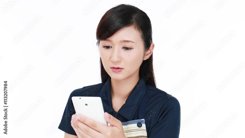 スマートフォンを持つ女性