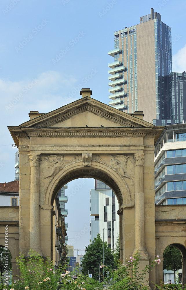 Milano Porta Nuova arco antico e palazzi moderni
