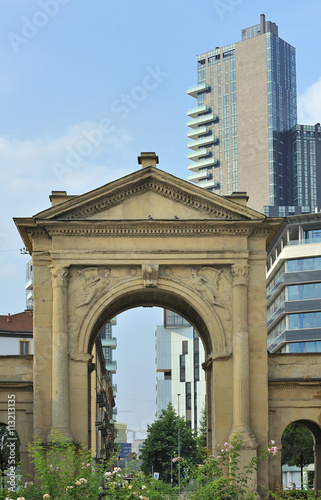 Milano Porta Nuova arco antico e palazzi moderni