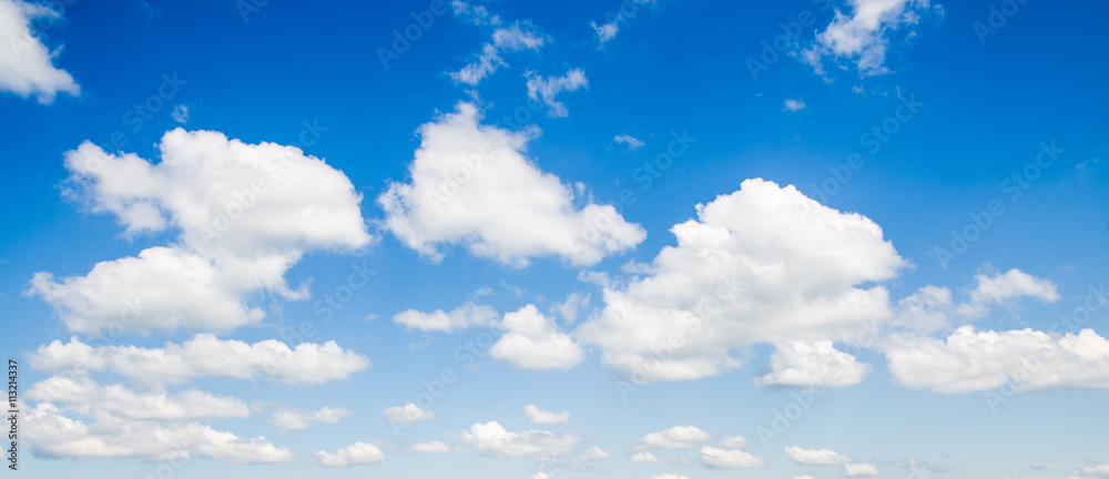 Naklejka premium błękitne niebo z chmurą zbliżenie