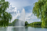 Fontäne in einem Park in Halle Saale umgeben von Trauerweiden