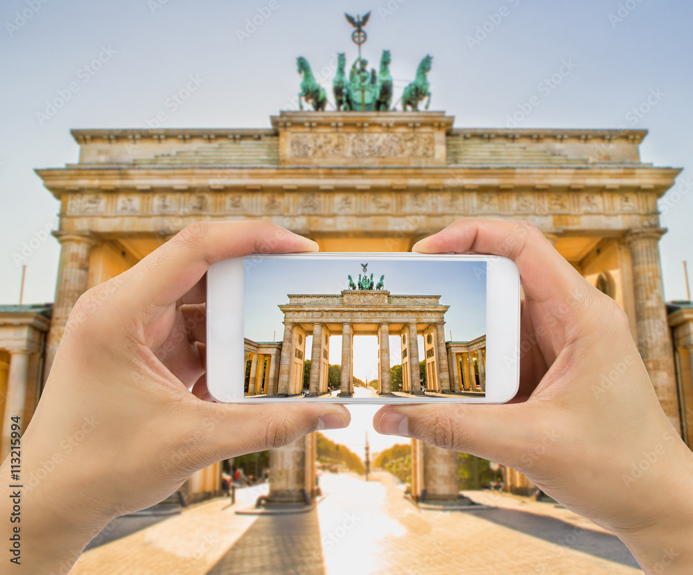 Fototapeta premium taking a picture a brandenburg gate