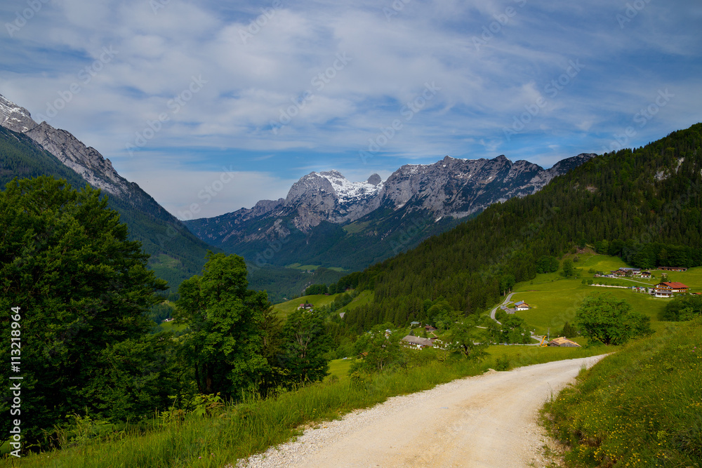 Fototapeta premium Weg in Berchtesgaden mit Blick auf die Alpen