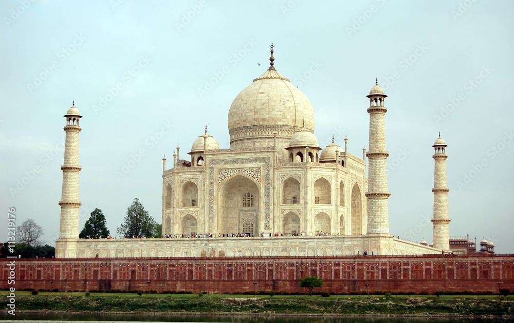 Obraz premium White marble Taj Mahal in India, Agra, Uttar Pradesh